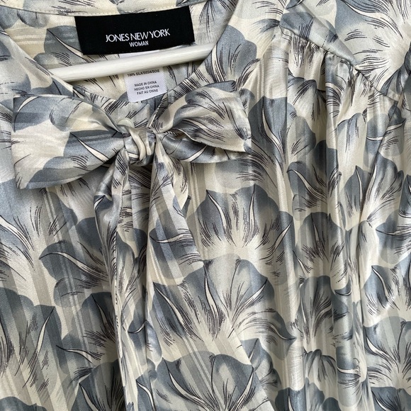 100% Silk Jones New York Blue-Gray Floral Tie-Neck Blouse | Size 18W - Picture 5 of 8